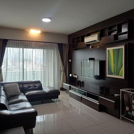 K. Riverfront Apartment Ipoh Esterno foto