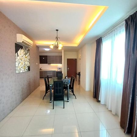 K. Riverfront Apartment Ipoh Esterno foto
