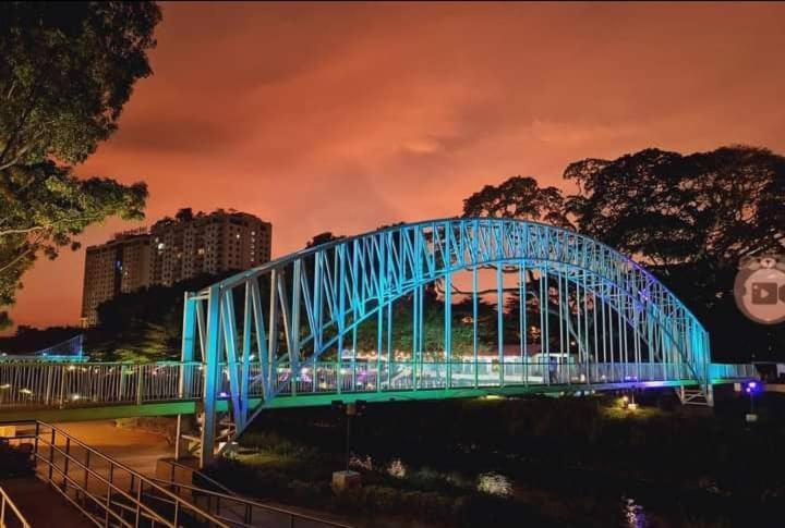 K. Riverfront Apartment Ipoh Esterno foto