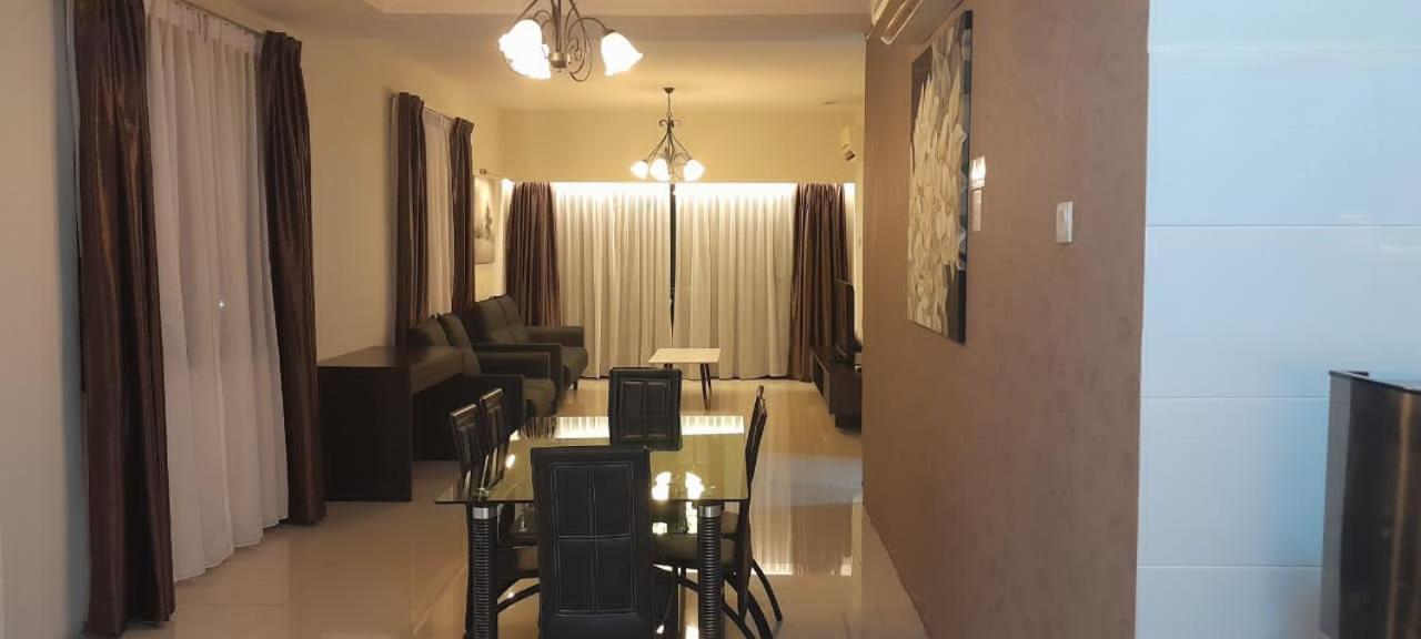K. Riverfront Apartment Ipoh Esterno foto