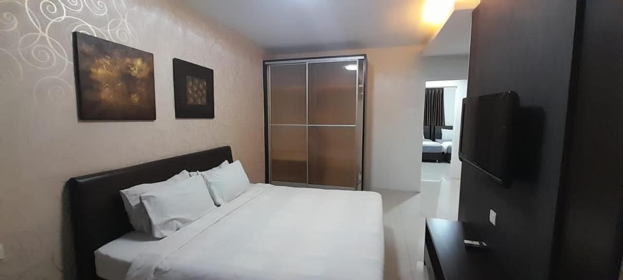 K. Riverfront Apartment Ipoh Esterno foto