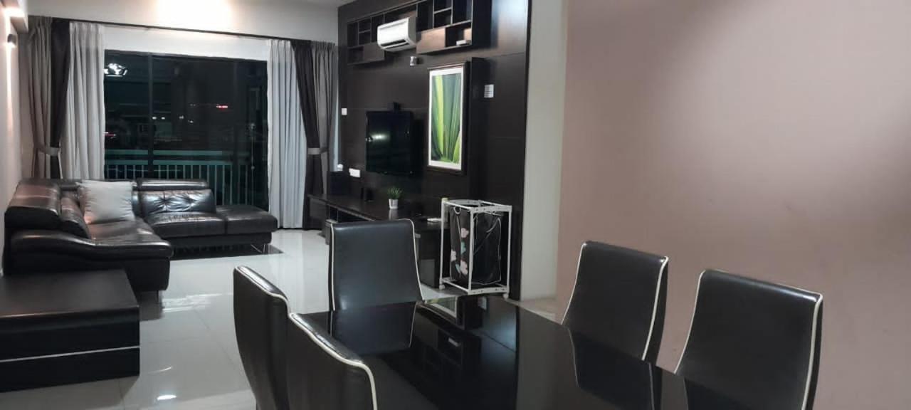 K. Riverfront Apartment Ipoh Esterno foto